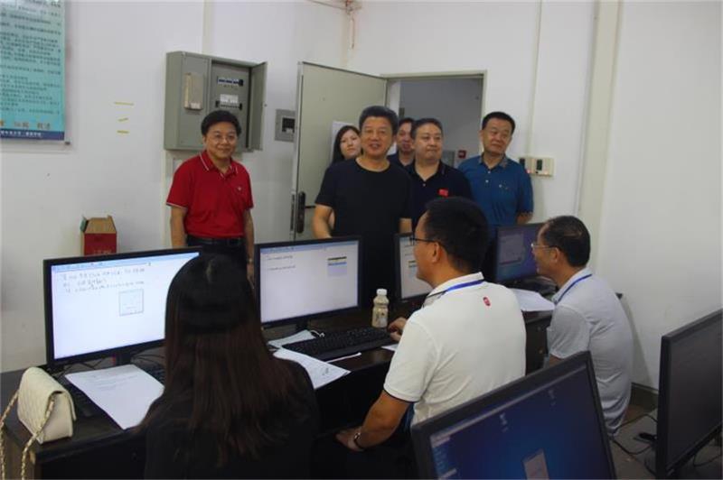 市委教育工委书记、市教育局局长袁清山到乐竞体育平台官方网站评卷点检查指导中考阅卷工作.jpg