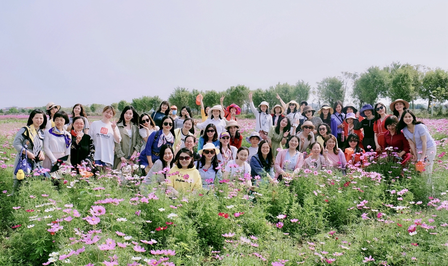 花海合影.jpg 花海合影.jpg