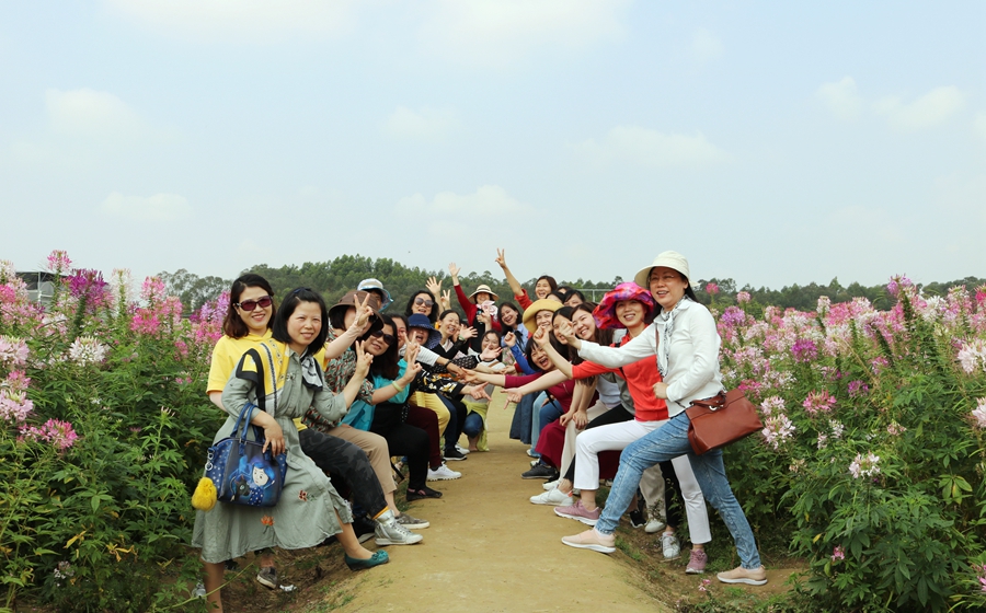花海合影2.jpg 花海合影2.jpg