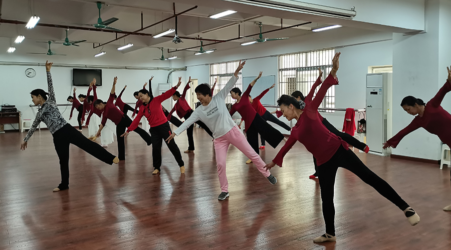 wx形体健身舞蹈班.jpg wx形体健身舞蹈班.jpg