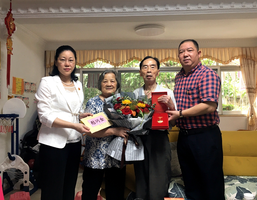 黄学军老校长“光荣在党50年”.jpg 黄学军老校长“光荣在党50年”.jpg