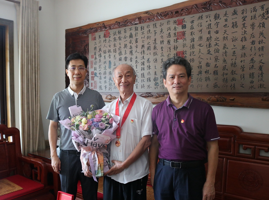 陈佩亨老校长“光荣在党50年”.jpg 陈佩亨老校长“光荣在党50年”.jpg