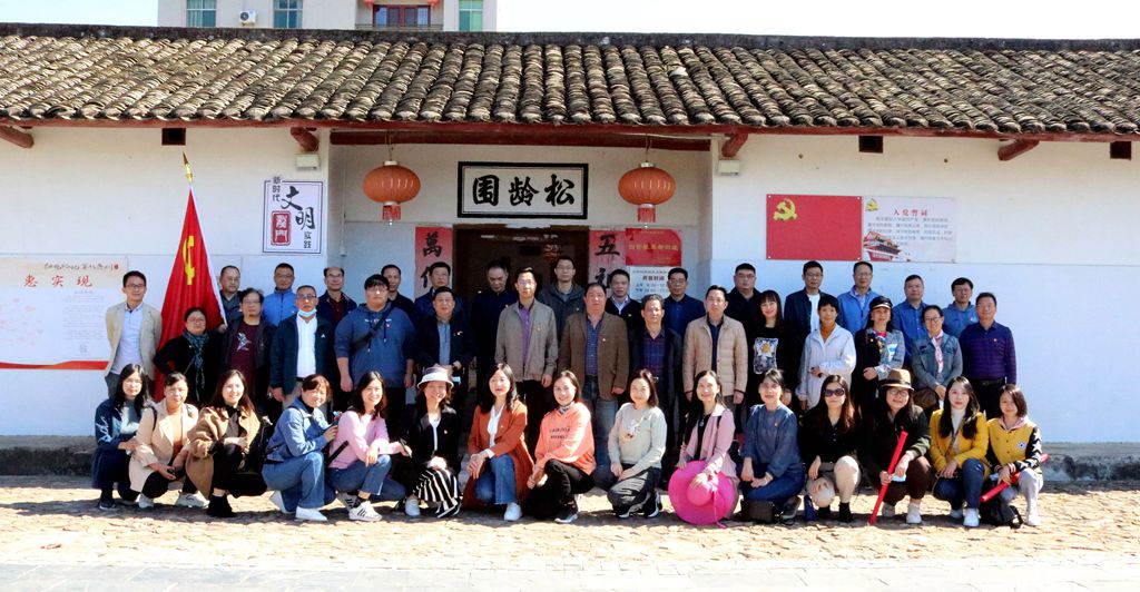 主题党日合影.jpg 主题党日合影.jpg