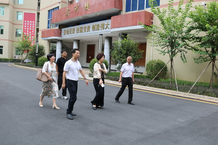 实地走访校园.jpg 实地走访校园.jpg