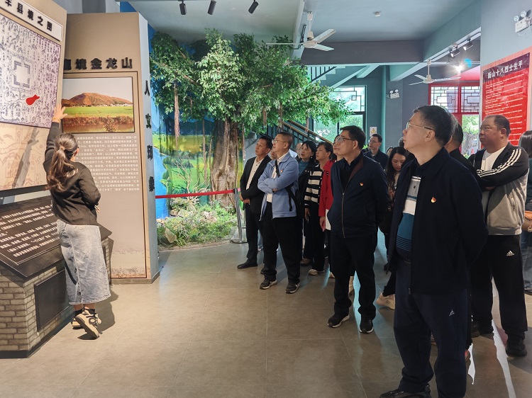 0参观新山村2.jpg 0参观新山村2.jpg