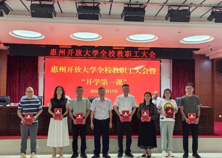 优秀教师颁奖.jpg 优秀教师颁奖.jpg